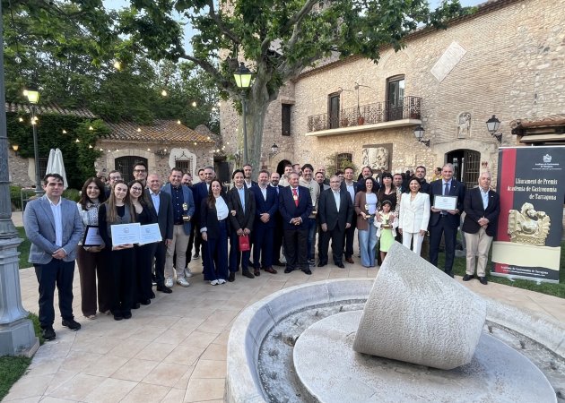 Els diferents guardonats amb el premi al jardí del Castell de Vilafortuny.