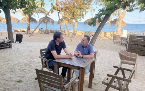 Mario Gianni durant l'entrevista a la terrassa de La Salina Beach Club.