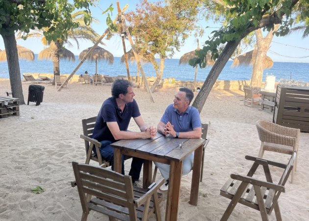 Mario Gianni durant l'entrevista a la terrassa de La Salina Beach Club.