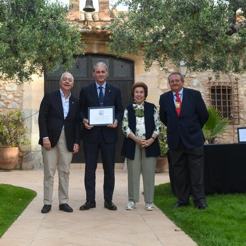 El president de l'ACGN i la resta d'autoritats en el moment de l'homenatge a Carles Vilarrubí.