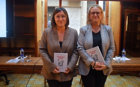La historiadora Isabel Martínez, autora del llibre, i la directora de Vermuts Miró, Montserrat Caelles.
