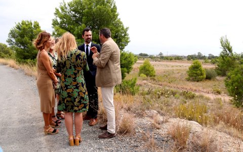 El conseller d'Empresa, Roger Torrent, durante la visita a los terrenos en agosto de 2022.