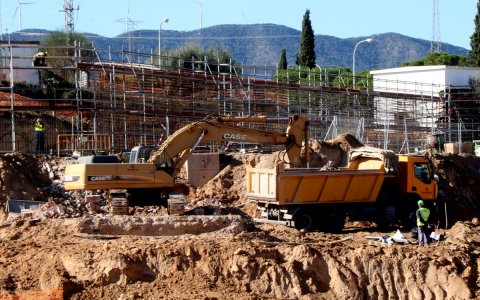 Obres de construcció de dos magatzems de residus, dins del complex nuclear d'Ascó.