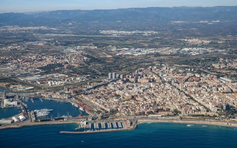 Una imagen aérea de la ciudad de Tarragona y poblaciones vecinas. FOTO: XAVI JURIO.