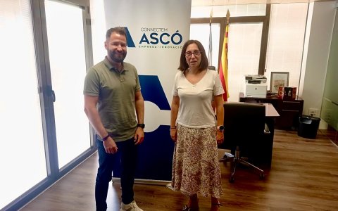 L'alcalde d'Ascó, Miquel Àngel Ribes, amb la regidora de Projecció Econòmica, Carolina Baiges.