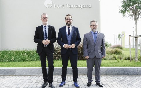 Saül Garreta (a la dreta) amb el president sortint, Josep M. Cruset, i el conseller de Territori, Juli Fernández.