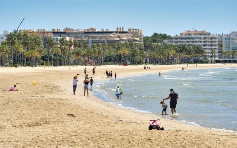 Una imatge de persones gaudint de la platja en l'inici del desconfinament. FOTO: XAVI JURIO.