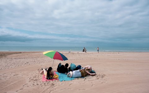 Poca gente en las playas este verano. FOTO: XAVI JURIO.