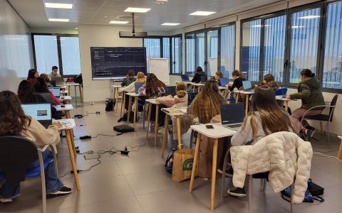 Una de les formacions del programa Woman in Tech, que té com a objectiu fomentar les vocacions tecnològiques entre les dones.
