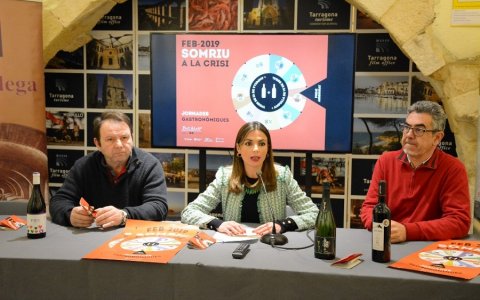 Julio Rebenaque, president d’ARPA; Inma Rodríguez, consellera de Turisme i Ricard Abella, representant de Genium Celler. FOTO: CEDIDA.