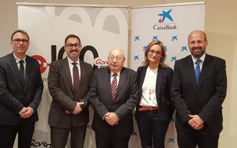 Un instant de la signatura del conveni de la Cambra de Valls i Caixabank. FOTO: CEDIDA.
