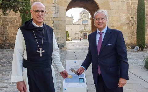 Fra Octavi Vilà, Abat del Monestir Santa Maria de Poblet, i Joaquim Macià, director de Banca d’Institucions de CaixaBank a Catalunya. FOTO: CEDIDA.