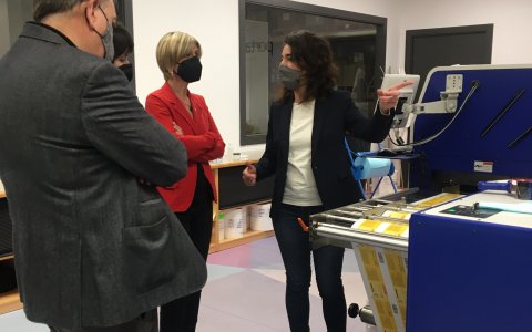 Llauradó i Prats escoltant les explicacions dels representants de Porta Sistemas. FOTO: CEDIDA.