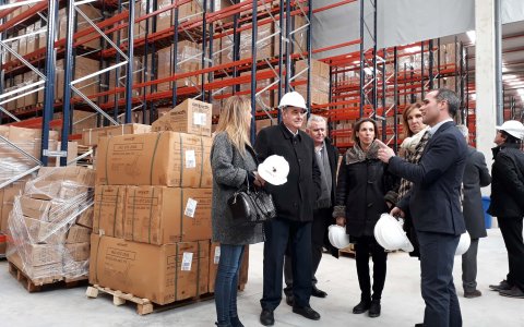 Un moment de la visita de les autoritats a la nova planta de la firma, al polígon de Valls. FOTO: CEDIDA.