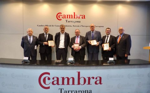 Josep Lluís Bonet amb els responsables de la Cambra de Tarragona i els premiats. FOTO: XAVI JURIO.