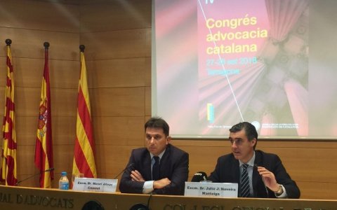 El degà de l'ICAT, Manel Albiac, i el president del Consell de l'Advocacia Catalana, Julio J. Naveira, durant la roda de premsa que s'ha celebrat aquest matí al Col·legi de Tarragona.