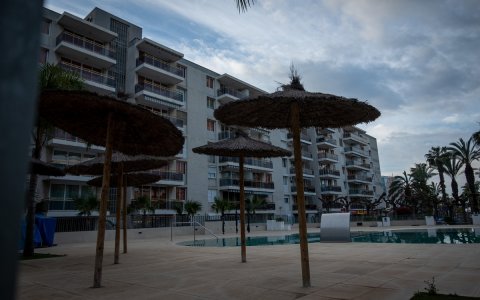 Una imagen de la terraza de un complejo hotelero cerrado. FOTO: XAVI JURIO.