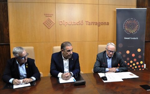 El vicepresident segon de la Diputació de Tarragona, Josep Masdeu, l'alcalde de la Selva del Camp, Jordi Vinyals i el director gerent de la Fundació Gresol, Robert Moragues, durant la presentació. FOTO: CEDIDA.