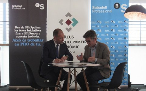 El regidor responsable de Redessa, Marc Arza, ha signat el conveni amb el Banc de Sabadell. FOTO: CEDIDA.