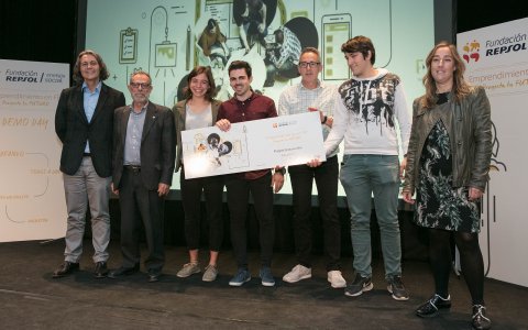 Responsables de Repsol amb els alumnes guanyadors. FOTO: CEDIDA.