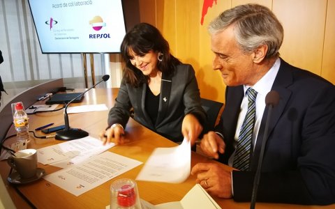 La presidenta de la Demarcació de Tarragona del Col·legi de Periodistes, Coia Ballesté, i el responsable de Comunicació i de Relacions Externes de Repsol a Tarragona, Josep Bertran. FOTO: CEDIDA.