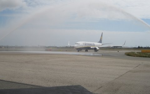 El tradicional arc d'aigua per inaugurar la nova ruta de l'Aeroport de Reus. FOTO: CEDIDA.