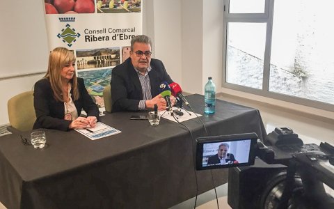 El president de la Cambra, Jordi Just, i la presidenta del Consell Comarcal de la Ribera d'Ebre, Gemma Carim. FOTO: CEDIDA.