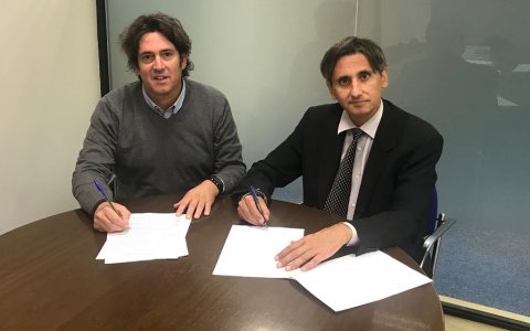 A la foto, un moment de la signatura de l'acord amb Joan Ignasi Moreu, director general de JORGC i Paco Lari, director general de Salut i Treball. FOTO: CEDIDA.