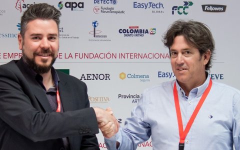 Óscar Martos, CEO d’Easy Tech Global, ETG, i Paco Lari, director general de Salut i Treball, van rubricar l’acord entre les dues companyies. FOTO: CEDIDA.