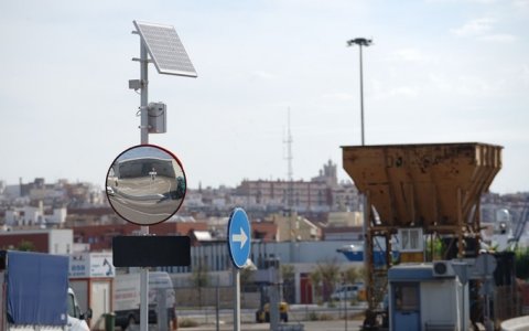 Imatge d'una dels senyals intel·ligents amb el panell lluminós sota el mirall convex. FOTO: CEDIDA.