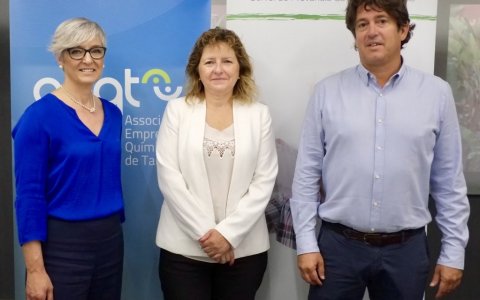 D'esquerra a dreta, Ana Maria Gispert, directora comercial de Salut i Treball; Teresa Pallarès, directora general de l'AEQT i Paco Lari, director general de Salut i Treball. FOTO: CEDIDA.