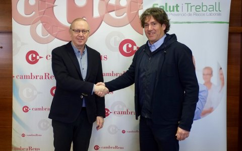 El president de la Cambra i el director de Salut i Treball han rubricat la col·laboració mútua. FOTO: CEDIDA.
