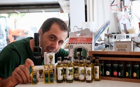 El Jordi Pascual amb el seu oli verge extra i ecològic. FOTO: XAVI JURIO.