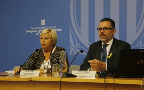 El director de l'Agència de Residus de Catalunya, Josep Maria Tost, en roda de premsa amb la directora de Territori a Tarragona, Trinitat Castro. FOTO: CEDIDA.