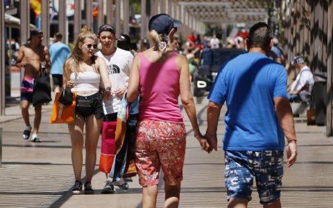Diversos turistes passejant per Salou. FOTO: CEDIDA.