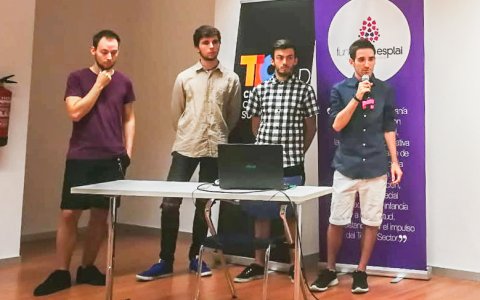 Alguns dels alumnes de l'escola del Clúster TIC fent una presentació dels seus treballs. FOTO: CEDIDA.