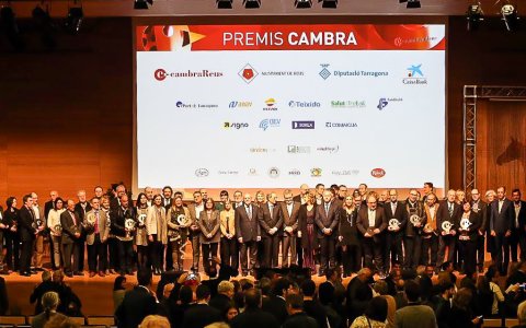La foto de tots els guardonats amb les autoritats que hi van assistir. FOTO: CEDIDA.