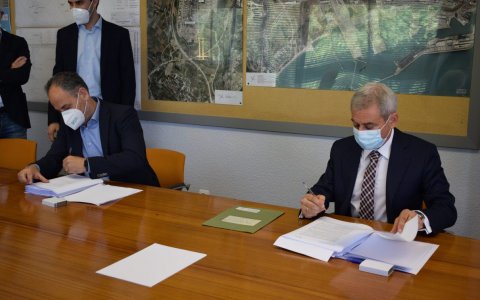 Una imatge del moment de la signatura del contracte. FOTO: CEDIDA.