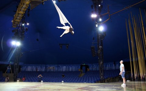 Un dels artistes de Varekai, que recrea al mite d’Ícar. FOTO: CEDIDA.