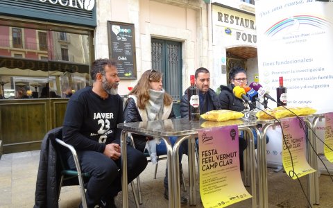 Els responsables del Feel Vermut i els patrocinadors, a la plaça de la Font de Tarragona. FOTO: CEDIDA.