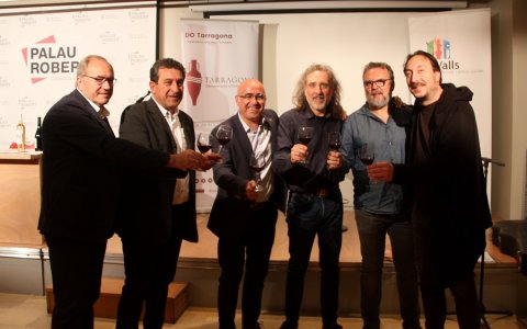 Els organitzadors i artistes de la Valls Va de Vins, dimarts al Palau Robert de Barcelona. FOTO: CEDIDA.