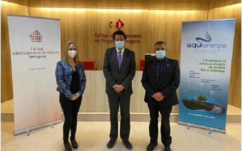 La responsable administrativa d'Aquí Energia, Imma Romero, el president del Col·legi d'Administradors de Finques de Tarragona, Fabian Huguet, i el responsable comercial per Tarragona de l'empresa, Jordi Cervera.
