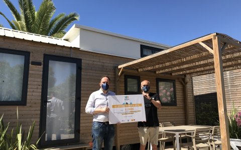 Joan Antón, president de l’Associació de Càmpings de la Costa Daurada i Terres de l’Ebre ha fet entrega de la donació a l'AFANOC.