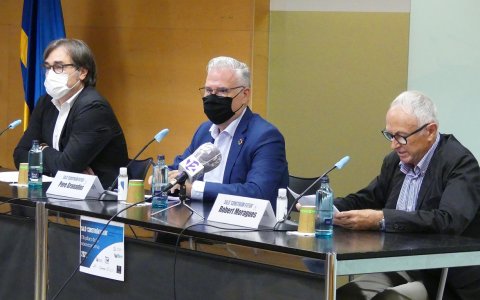 i el Secretari de l'Agenda Urbana i Territori de la Generalitat, Agustí Serra, l'alcalde de Salou, Pere Granados, i el president de l'OpenEnergyInstitute, Robert Marquès, durant la inauguració de la jornada.