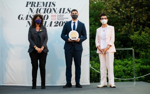 El lliurament del premi, amb la consellera d'Alimentació, Teresa Jordà, i la prestigiosa cuinera, Carme Ruscalleda.