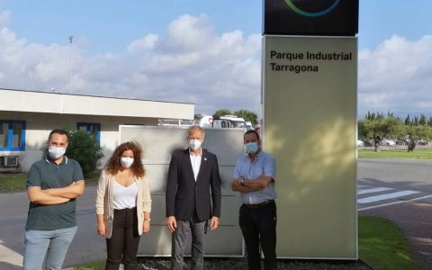La guanyadora amb els responsables de Covestro. FOTO: CEDIDA.